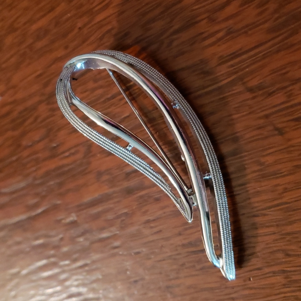 Sarah Coventry silvertone brooch
